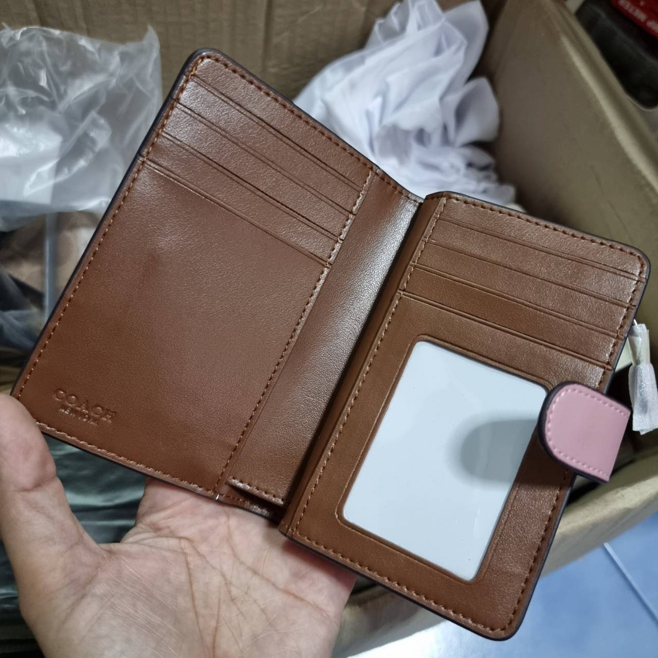 COACH F33034 MEDIUM CORNER ZIP WALLET IN COLORBLOCK SIGNATURE CANVAS กระเป๋าสตางค์ใบกลาง 👛 ขนาดกำลังเหมาะมือ วัสดุหนังแคนวาส ดูแลรักษาง่าย มีช่องใส่บัตรและธนบัตรครบ