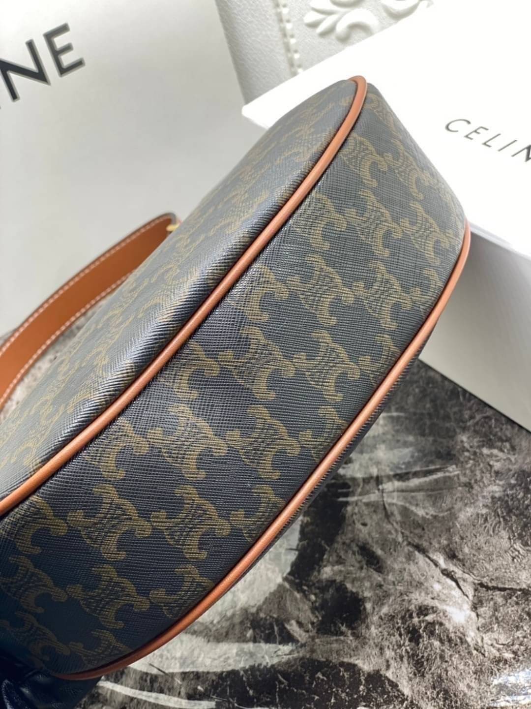 หนังแท้ CELINE AVA / CELINE Vintage Classic Ava bag 1 ใน คอลเลคชั่น “Triomphe Canvas” มาพร้อมสายสะพายไหล่ที่ปรับความยาวได้ และเนื่องจากช่วงล่างของกระเป๋ามีขนาดใหญ่กว่าช่วงบน จึงทำให้ไม่เสียทรงเมื่อเราใส่สิ่งของอย่างกระเป๋าสตางค์หรือโทรศัพท์มือถือ หากดูภาพ