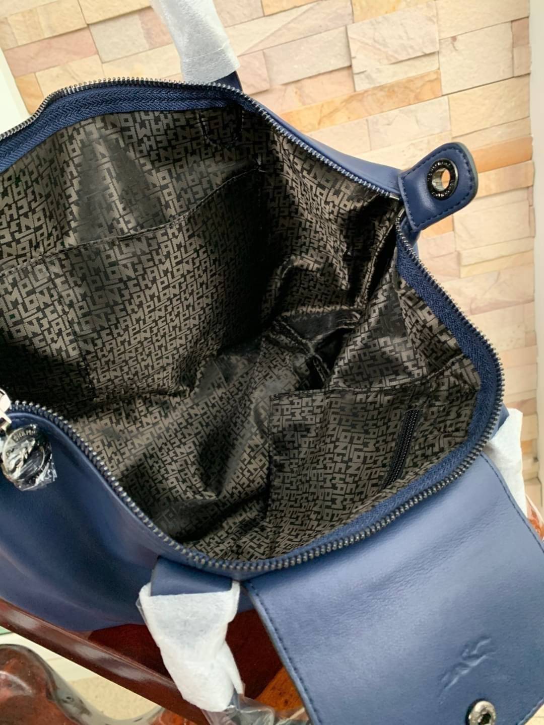 Longchamp LE PLIAGE CUIR TOP HANDLE BAG S เรียกว่าเป็นกระเป๋าอีกหนึ่งรุ่นที่ไม่ว่ายังไงก็ฮอตฮิตและติดเทรนด์ตลอดไม่เคยเปลี่ยนกับ ทรง Le Pliage Cuir หนึ่งในตระกูลกระเป๋าสุดไอคอนิกจากแบรนด์ เมื่อรุ่น Le Pliage Cuir ในรูปแบบของหนังแกะ Metis ได้ถือกำเนิดขึ้นใน