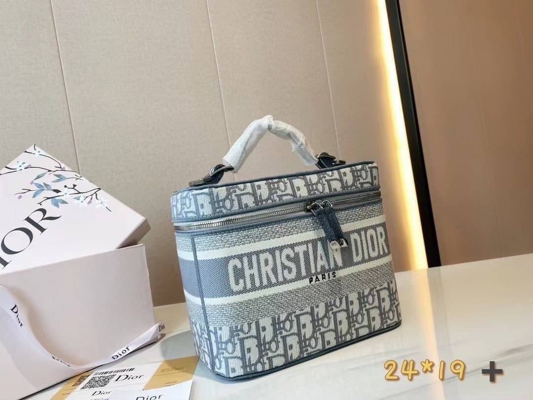 DIOR TRAVEL VANITY CASE Oblique Embroidery กระเป๋าใส่เครื่องสำอางค์ สวยคลาสสิคขนาดกำลังดี พกพาสะดวก ใช้งานง่ายสุดๆ วัสดุงานทอละเอียดคุณภาพดี ภายในเป็นช่องโล่ง ใบจริงงานสวยเกินเบอร์!! สวยงามเกินราคา ไม่ผิดหวังจ้า