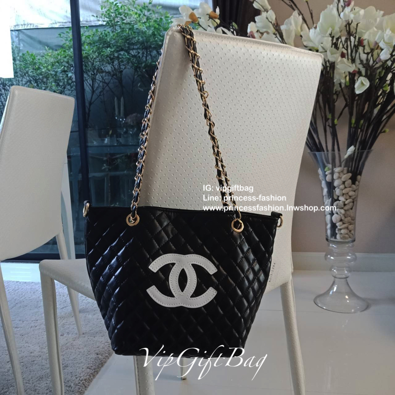 Chanel Tote & Shopping Bag กระเป๋าสะพายทรง Shopping Bag พรีเมี่ยมกิ้ฟ Limited Edition ของแท้ 100% นำเข้าจาก Chanel Perfume Counter ใบใหญ่วัสดุหนัง PU ประดับโลโก้ CC สุดคลาสสิค ซับใน Polyester 100% เปิดปิดด้วยกระดุมแม่เหล็ก จุสุดๆ สามารถใส่เอกสารA4หนังสือ 