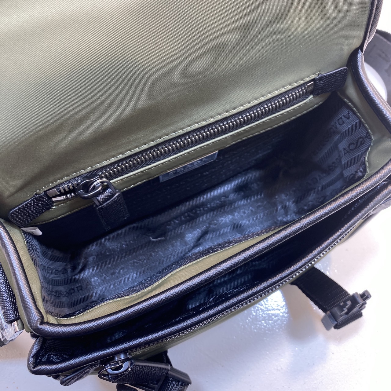 PRADA Re-Nylon and Saffiano leather shoulder bag / PRADA Messenger Bag กระเป๋าสะพายทรงเหลี่ยม คอมพลีทครีเอทลุคหล่อเท่ เกรดออริ 1:1 ใช้งานต่างประเทศได้