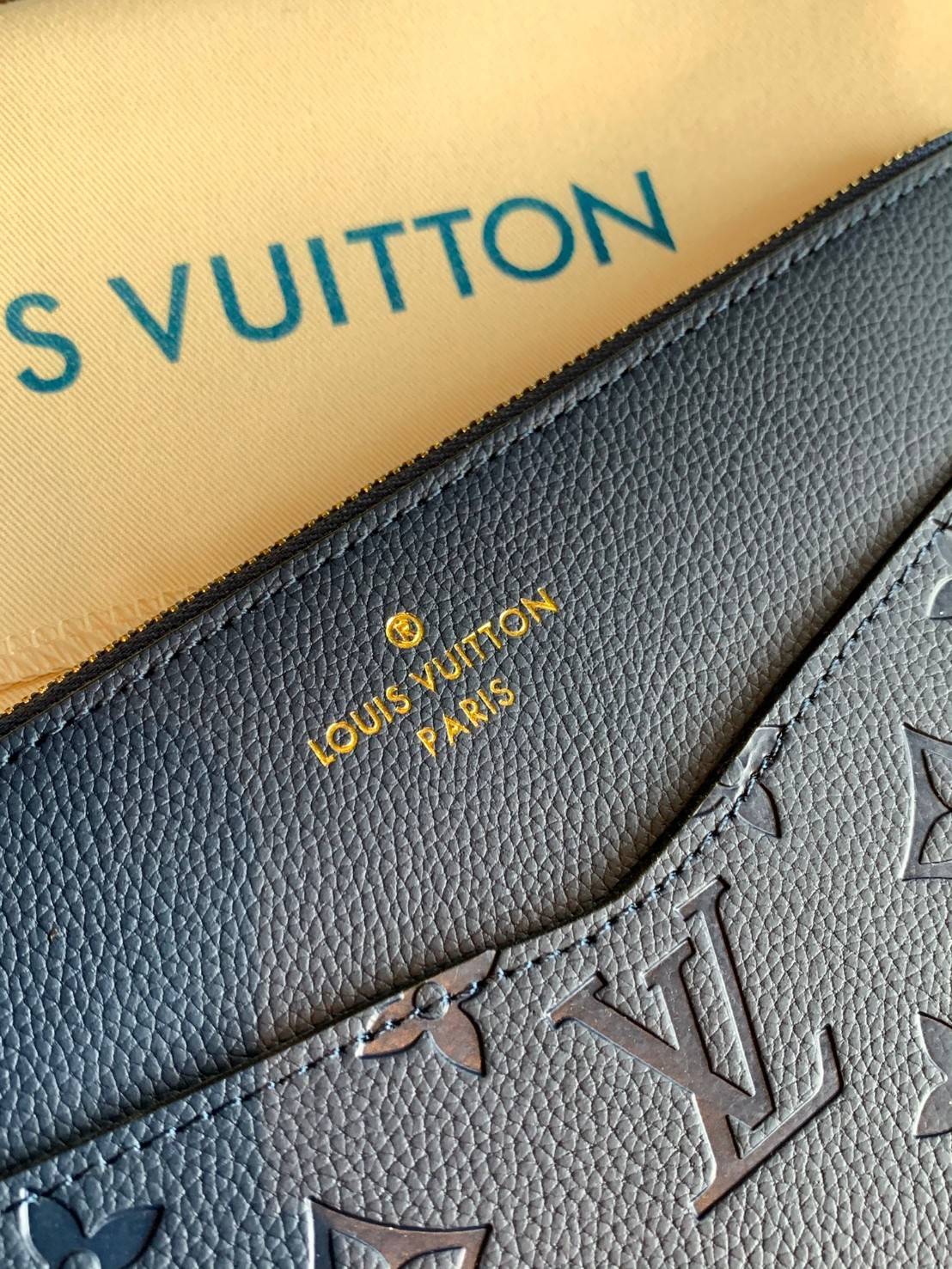 VIP 】จัดสินค้าคุณภาพมาให้สาวๆได้ใช้กันค่าา😘 Louis Vuitton Pochette Mélanie MM Monogram ใช้ขึ้นเครื่องได้เลย✈️ ✔️กระเป๋า ทรงคลัท แบบมีสายคล้องมือ ถอดออกได้หนึ่งสาย ✔️หนังแท้หนา ลายหนังพิมพ์ลายแบรนด์ได้สวยงามมากๆค่ะ