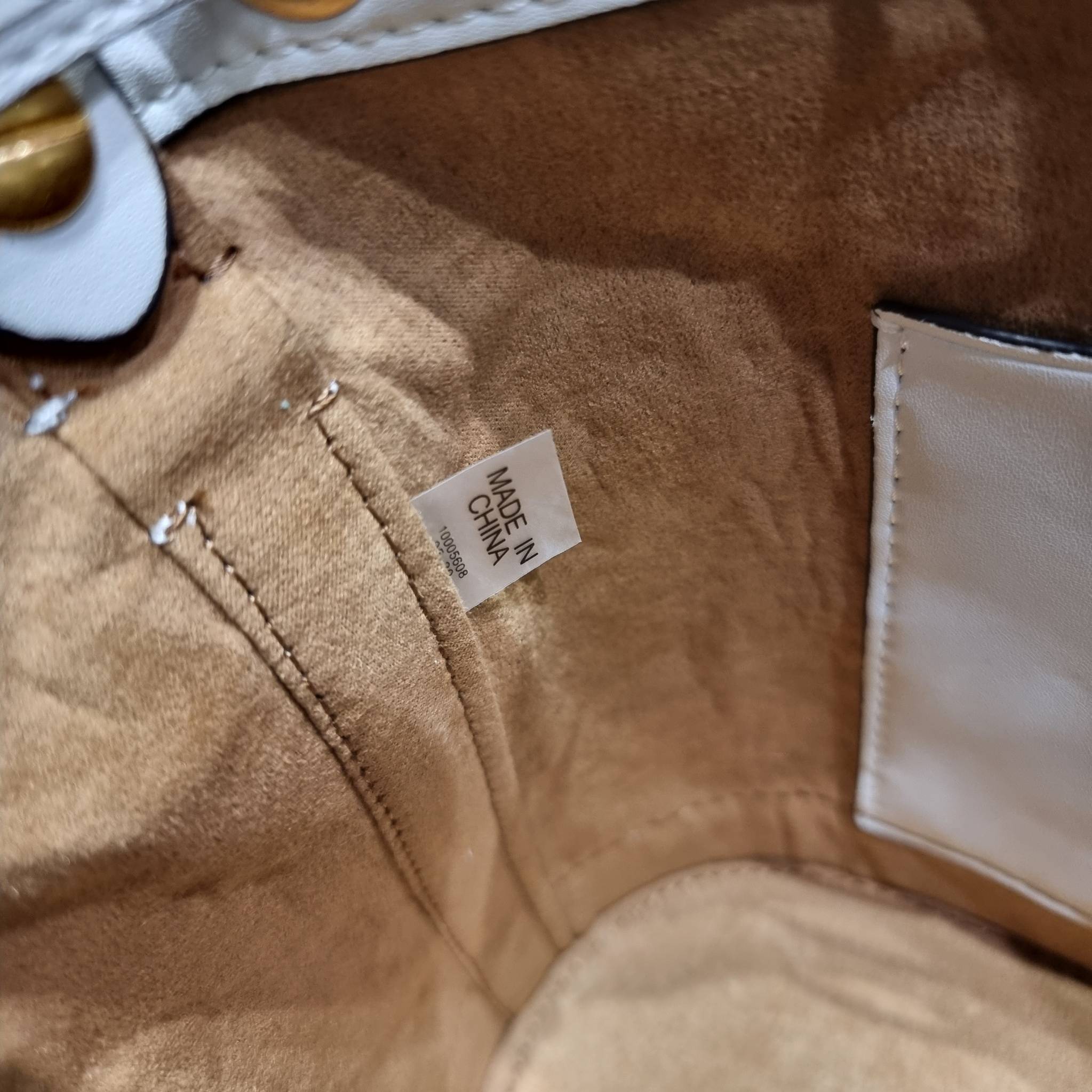 TORY BURCH T MONOGRAM JACQUARD EMBROIDERED BUCKET แรร์ไอเท็มรุ่นยอดฮิต ใบใหญ่ไซส์กำลังดี!! ที่สุดของรุ่นที่ตามหา!! สวยสุดกับดีไซน์ลายปัก ที่ดูแพง!! กระเป๋าบัคเก็ตทรงสวย ที่ดาราเซเลปใช้กันมากมาย ในราคาที่จับต้องได้ โดดเด่นด้วยลวดลายเอกลักษณ์ และลายปักธรรมช