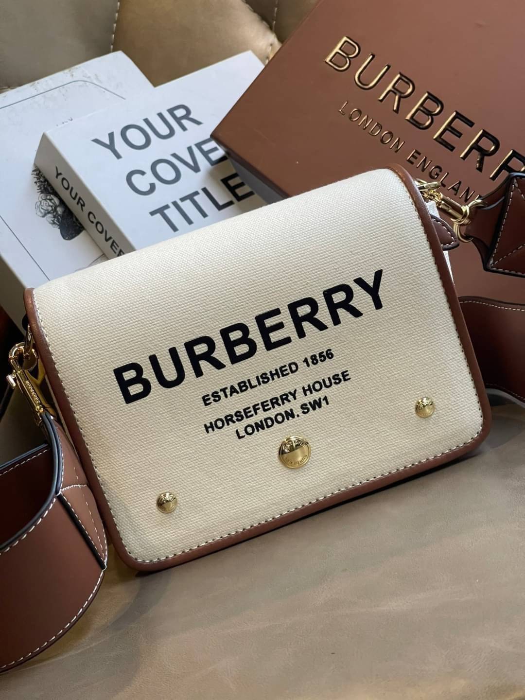 Burberry Small Horseferry Print Cotton Canvas Crossbody Bag เป็นกระเป๋าสะพายที่ดูทันสมัย สายหนังสปอร์ต ในส่วนของโลโก้มาในรูปแบบของการพิมพ์ลายไปบนกระเป๋า ทำให้ดูโมเดิร์นยิ่งขึ้น วัสดุหลักที่ใช้ในการผลิตกระเป๋ารุ่นนี้คือ ผ้าแคนวาสและหนัง โดยผ้าแคนวาสดูเหมือ