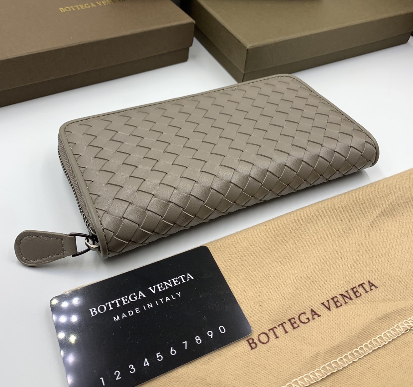 หนังแท้ BOTTEGA VENETA LONG WALLET ZIP AROUND / BV Wallet / BV Long Wallet พร้อมส่งที่ไทย กระเป๋าสตางค์ใบยาวซิปรอบ งานหนังแท้ทั้งใบ รุ่นตามหา เป็นรุ่นยอดนิยม ใช้ได้ทั้งหญิงชาย คลาสสิกหยิบมาใช้งานได้บ่อยที่สุด ใช้ทนทานได้นานภาพสินค้าถ่ายจากงานขายจริง ใช้งา
