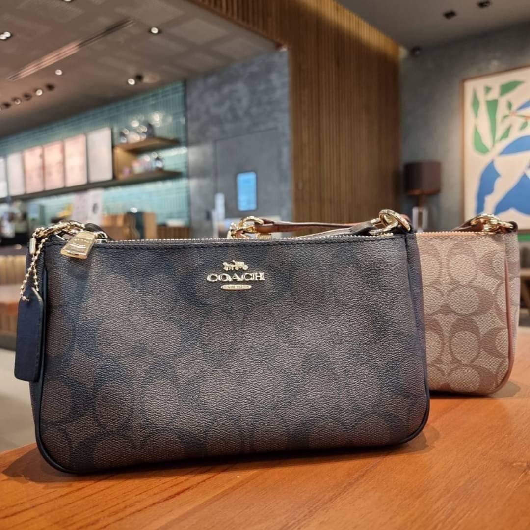 COACH F58321 TOP HANDLE POUCH อีกรุ่นฆ่าไม่ตาย!! 😎 ขายดีขายหมด ขายรวยขายปังๆ!! กระเป๋าพอชจากโค้ช ทรงใช้งานง่าย สะดวก กะทัดรัด วัสดุหนังแคนวาสเคลือบคุณภาพดี มาพร้อมสายคล้องในตัว และสายสะพาย crossbody ปรับเปลี่ยนได้ตามสไตล์ อีกหนึ่งไอเท็มที่สาวๆต้อง