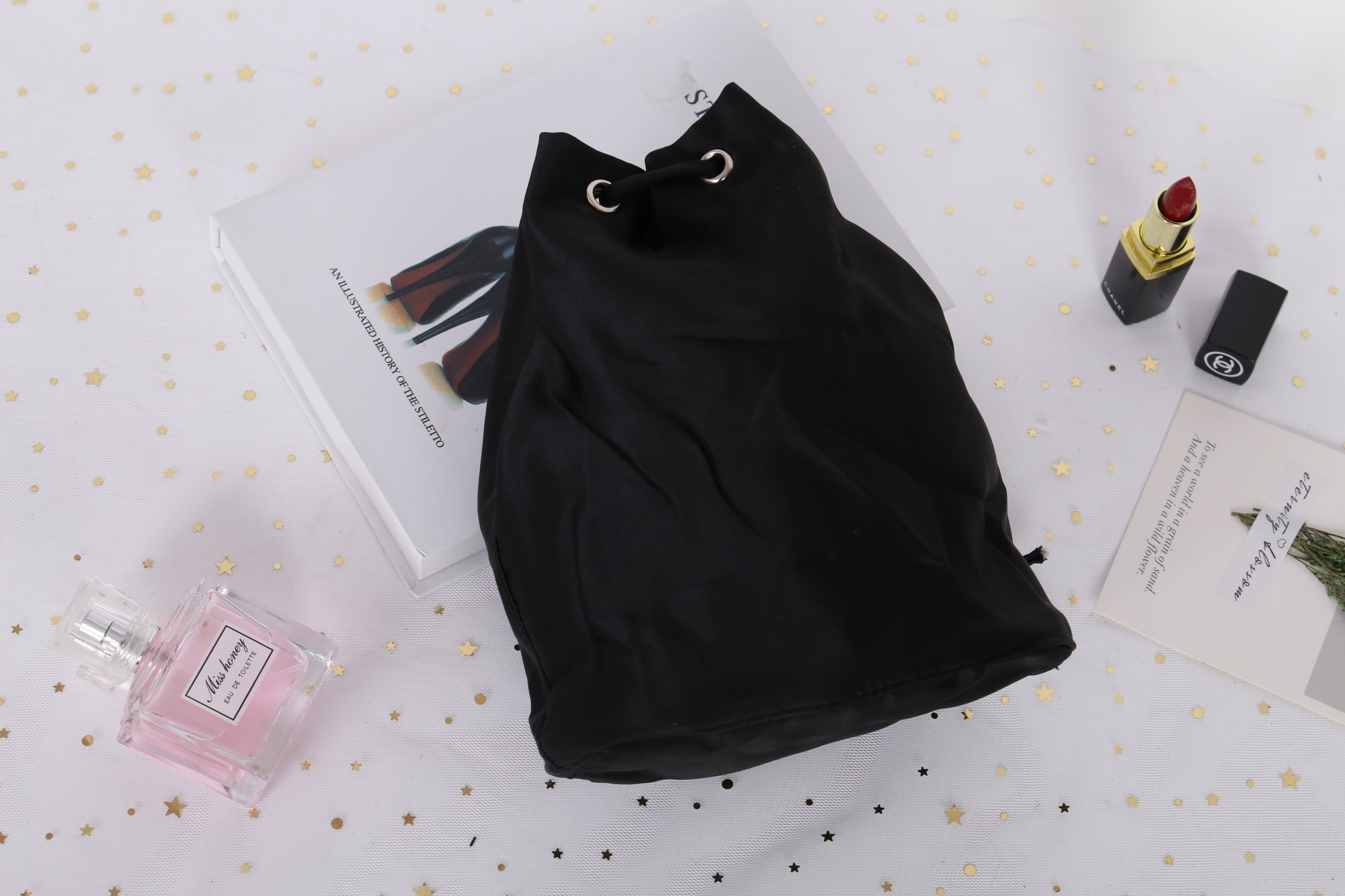 Prada Candy Satin Drawstring Bag กระเป๋าผ้าซาติน จากแบรนด์ Prada รุ่นนี้แถมมาจากน้ำหอมเค้าเตอร์แท้ 💯 ปากกระเป๋าเป็นเชือกหูรูด มีโลโก้ปราด้าติดด้านหน้า สวยงาม น่าใช้ การันตีความสวย ใช้คล้องแขน ใส่ของจุกจิกเก๋ๆค่าา