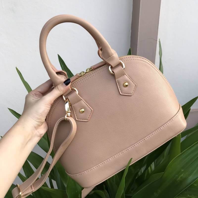 KEEP Milany handbag [ทรง alma] กระเป๋าถือหรือสะพาย วัสดุหนัง pu. ลายคาร์เวียร์ คุณภาพดี เนื้อ matte สวยอยู่ทรง ดีไซน์เรียบหรู cutting สวยเนี๊ยบปราณีต น้ำหนักเบา ขนาดกำลังดี ใส่กระเป๋าสตางค์ยาว, มือถือได้ทุกรุ่นค่ะ เปิดปิดด้วยซิป 2 ทางสะดวกใช้งาน ภายในมีช่