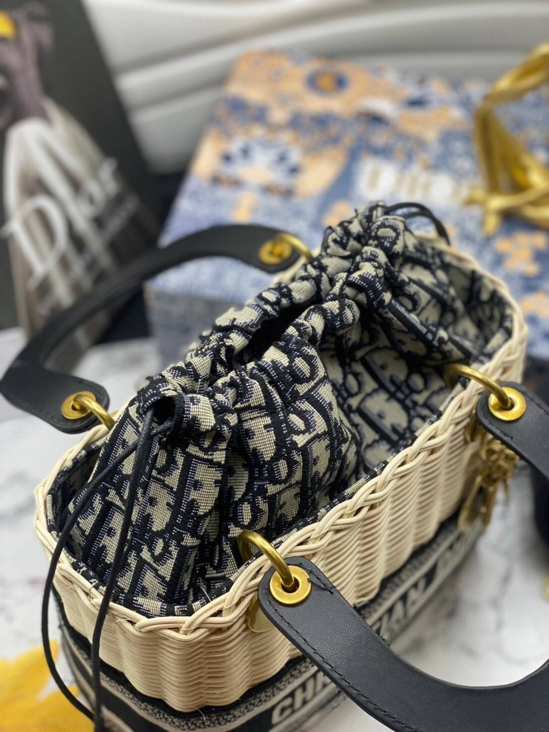 Medium Lady Dior Bag Natural Wicker and Dior Oblique Jacquard [Blue/Latte] เสน่ห์ที่สง่างาม พร้อมส่งที่ไทย ภาพสินค้าถ่ายจากงานขายจริง ใช้งานต่างประเทศได้ค่ะ