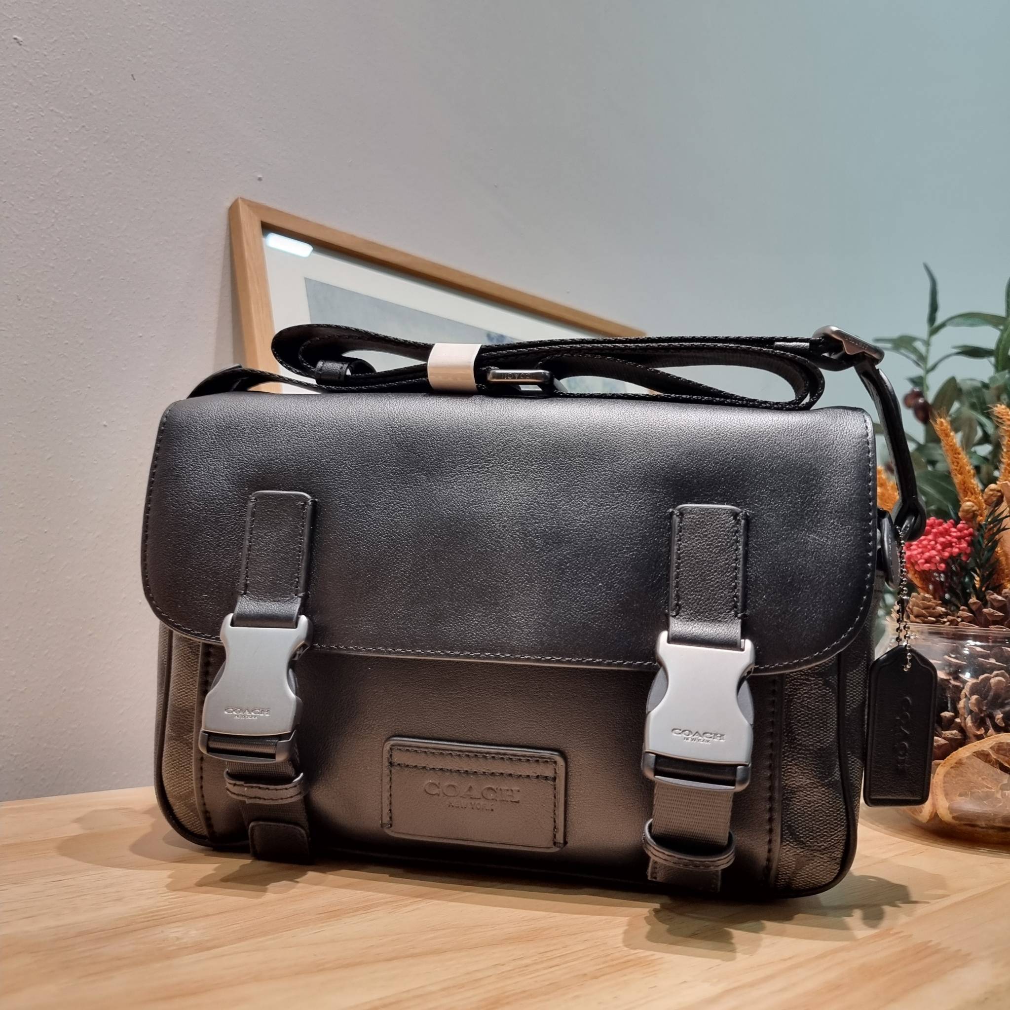 Coach Track Crossbody In Signature Canvas C3747 หล่อบอกต่ออีกหนึ่ง กระเป๋าสะพายทรงแมสเซ็นเจอร์ รุ่นเอาใจหนุ่มๆ ดีไซน์คลาสสิค สุดหรู ดูแพง วัสดุหนังแท้สลับหนังแคนวาส ฝากระเป๋ามีตัวล็อคแน่นหนา เปิดมามีซิปปิดกันหล่นได้อีก ด้านหลังมีช่องย่อย ภายในโล่งกว้าง แบ