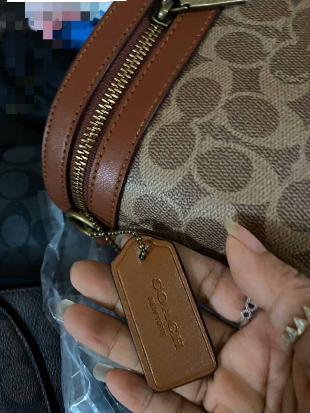 Coach Selena Trail Signature Bag กระเป๋าทรงกล่องใหม่ล่าสุด ภายในกว้าง ใส่ของได้จำนวนมาก มาพร้อมสายสะพายcrossbody ที่สามารถปรับระดับได้ ใครยังไม่มีห้ามพลาดแล้วนะคะ สามารถสะพายไปทำงาน หรือไปเที่ยวชิวๆเก๋ๆ