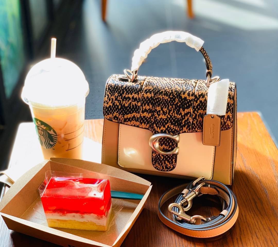 OUTLET 】COACH TABBY TOP HANDLE 20 LEATHER BAG หรูหรามากๆค่ะ สินค้าแนะนำ!! กระเป๋าถือ//สะพายข้างได้ วัสดุหนังแท้อย่างดี หนึ่งใบทำหนัง2แบบได้อย่างลงตัว สวยงาม มีอะไหล่ตัวC ใหญ่ด้านหน้าโดดเด่นหรูมากๆค่ะ 🔺เปิดปิดแบบกดล็อค ภายในมี2ช่องสำหรับใส่ของ สามา