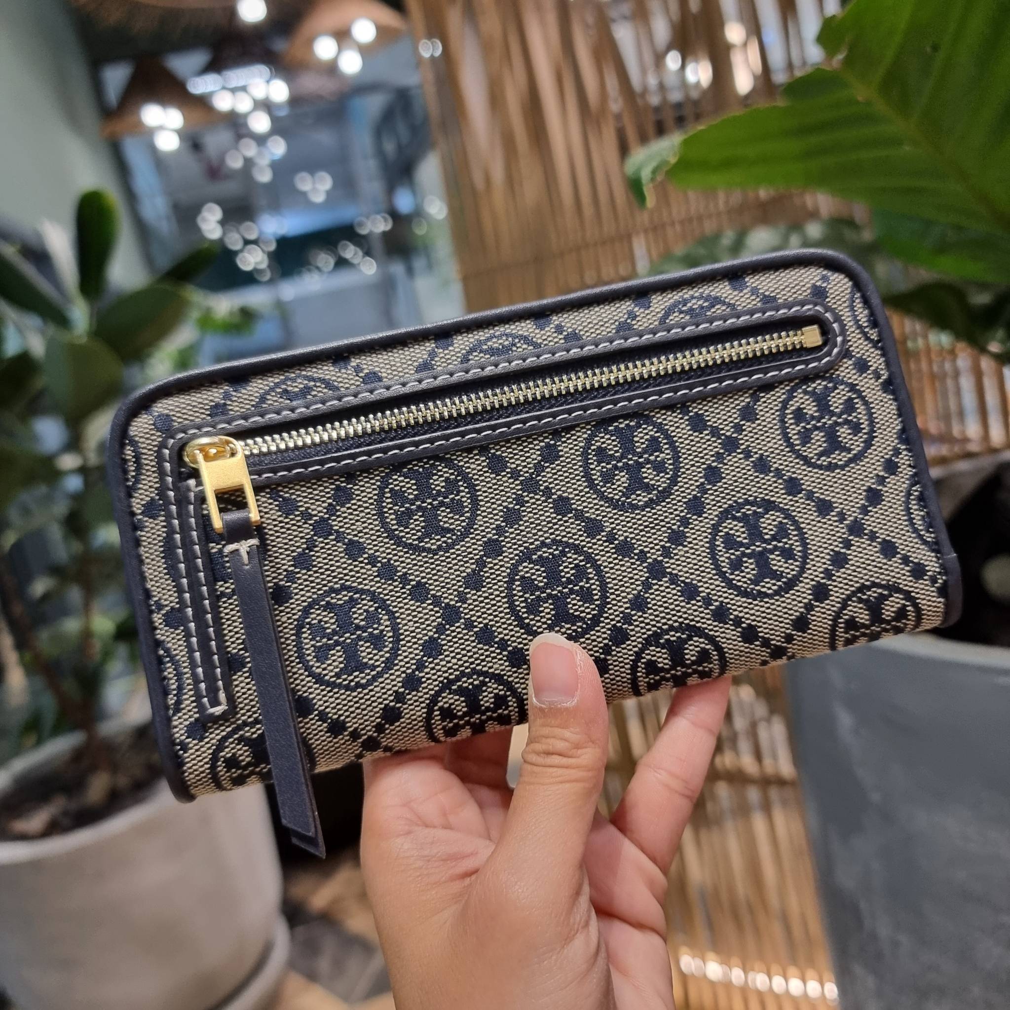 TORY BURCH T MONOGRAM JACQUARD SLIM WALLET ของดีมีให้ที่นี่แบบจัดเต็ม กระเป๋าสตางค์ใบยาว รุ่นสลิม สวยหรู ขนาดกำลังเหมาะมือ ถือแล้วขับผิว วัสดุผ้า jacquard ตัดสลับหนังแท้ ภายในสวยคมม้าก!! มีช่องใส่บัตรได้แบบเน้นๆ และช่องใส่ธนบัตรได้ ด้านหลังมีช่องซิปอีกหนึ