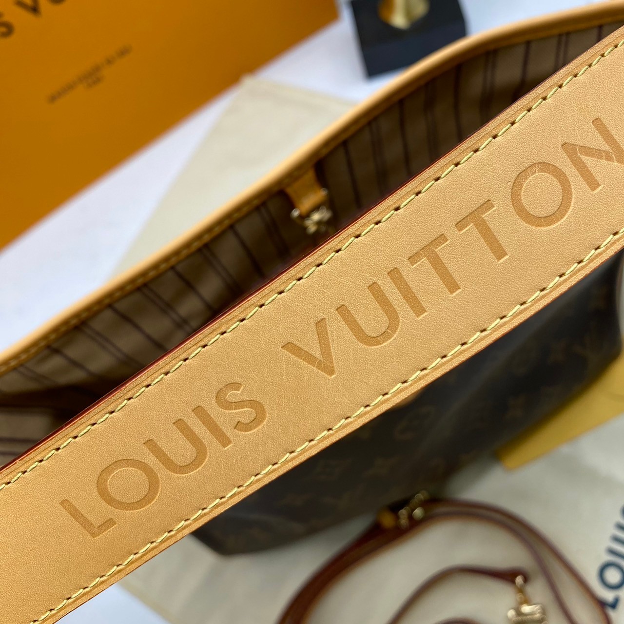 LV Monogram Delight Canvas มี 2 ขนาด กระเป๋าสะพายข้างทรงสูงใบใหญ่หนังแกะสังเคราะห์ หูหิ้วปั้มโลโก้ ด้านในมี1ช่องซิป 1ช่องใส่ของจุกจิ๊ก อะไหล่ทองหรูหรา มีสายยาว ถอดสายได้ ปรับระดับได้ จุของได้เยอะ หรูหรา สวยงาม เหมาะกับทุกโอกาศ ต้องมีติดตู้ห้ามพลาดเลยค่า