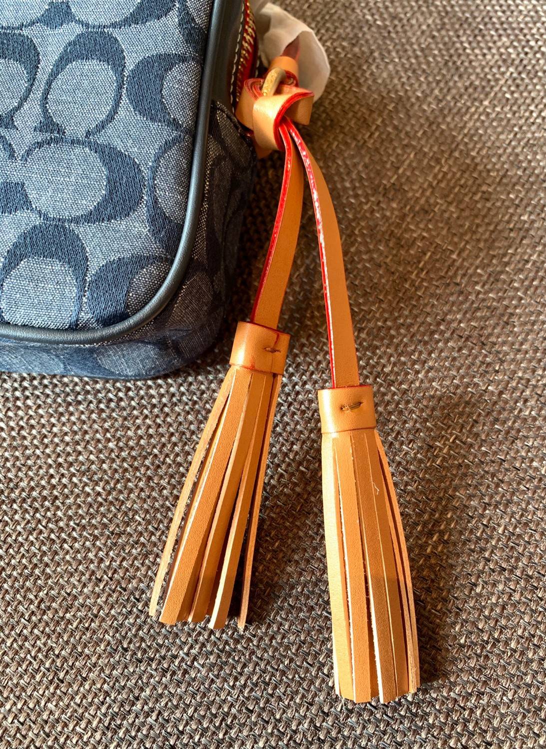 COACH MINI CAMERA IN SIGNATURE CHAMBRAY ((C8666)) 📣พร้อมส่งที่ไทย กับคอลเลคชั่นใหม่ล่าสุด ที่คุณต้องมี! กระเป๋าทรงกล่อง น้ำหนักเบา วัสดุผ้า Chambray ทอลายแบรนด์ตัดขอบหนังแท้ได้สวยงามค่ะ **ผ้าChambrayจะเหมาะกับหน้าร้อนนี้ได้ดีทีเดียวค่ะ**