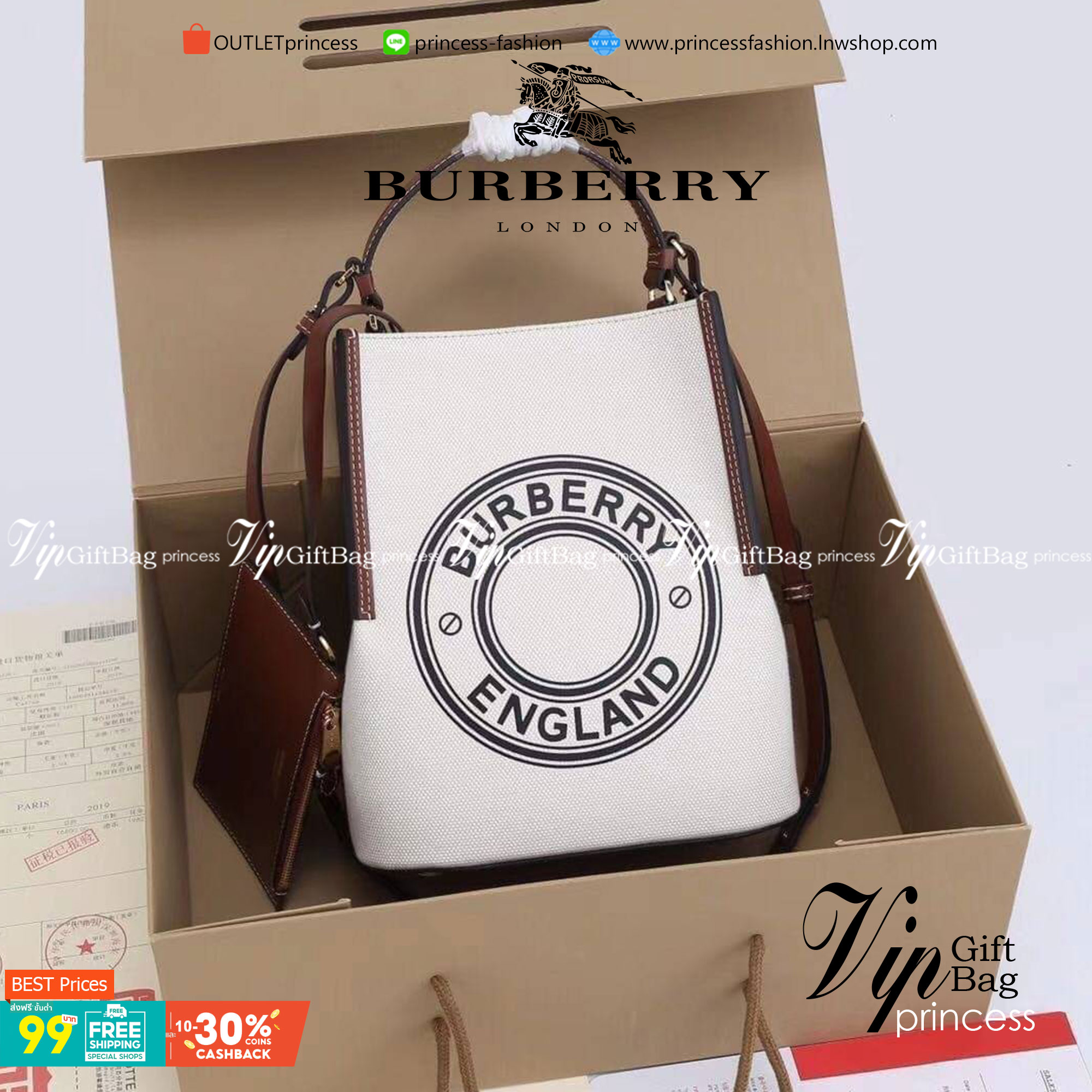 หนังแท้ BURBERRY FRAGRANCES CROSSBODY BUCKET BAG วัสดุ Canvas & Leather สวยหรูอยู่ทรงมาพร้อมกระเป๋าคลัชใบเล็กสีน้ำตาลเข้าชุด ภายในโล่งกว้างและจุ สามารถใส่กล้อง มือถือ ของใช้ได้เยอะ มือจับหนังแข็งแรงหิ้วถนัดมือพร้อมสายสะพายหนังยาวปรับระดับได้ อะไหล่แบรนด์ส