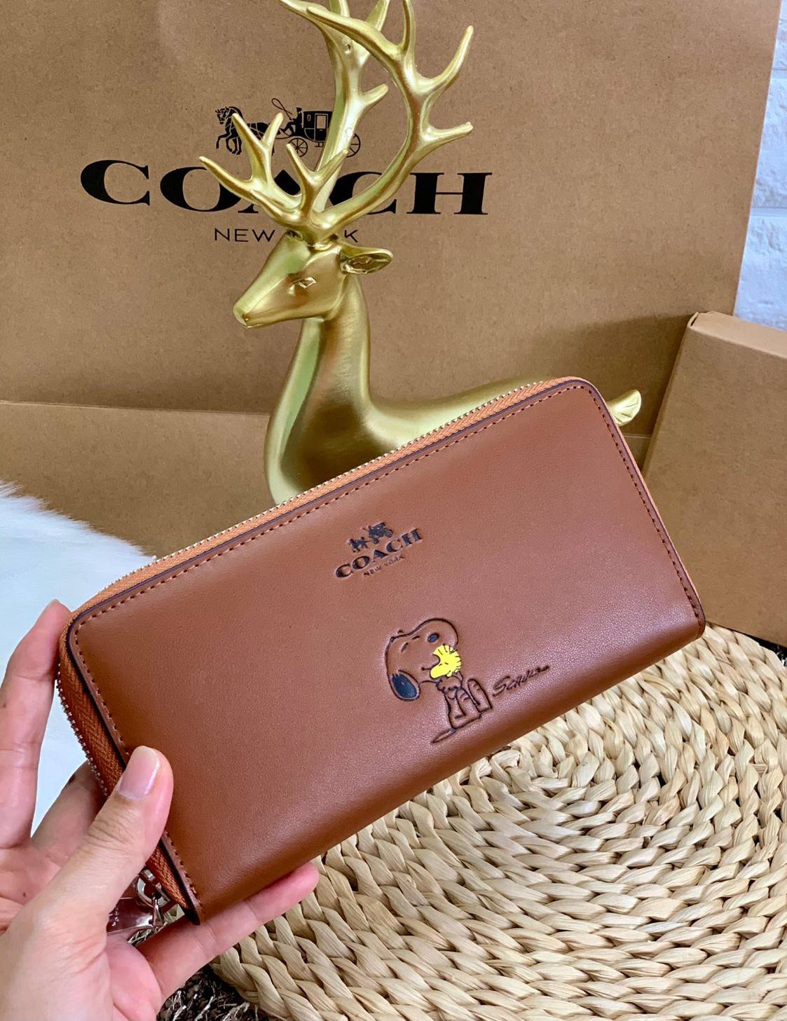 ของแท้ 💯% COACH X PEANUTS SNOOPY ACCORDION ZIP AROUND LEATHER WALLET (ดำ//ชมพู//น้ำตาล//ขาว)