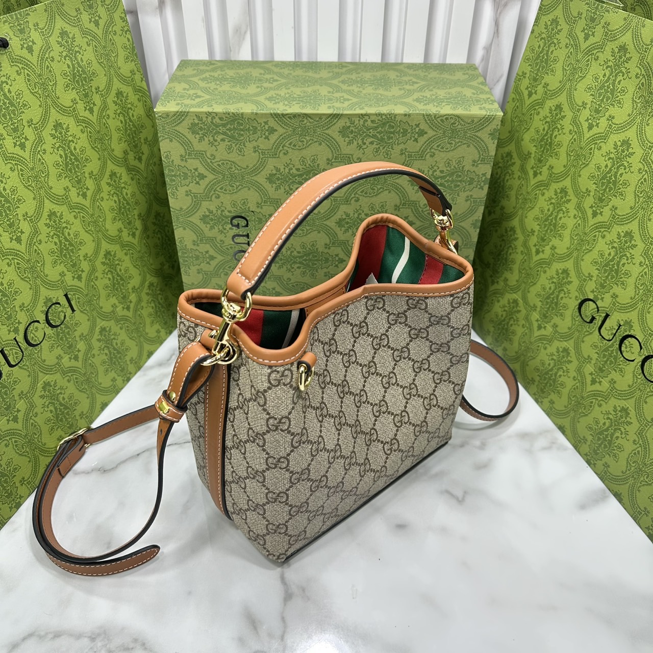 7.5" ORI หนังแท้ | Gucci GG Emblem small bucket bag กระเป๋าสะพายทรงบัคเก็ตใบเล็ก คอลใหม่ตีความประวัติศาสตร์แห่งความสง่างามและงานฝีมือของแบรนด์ขึ้นใหม่
