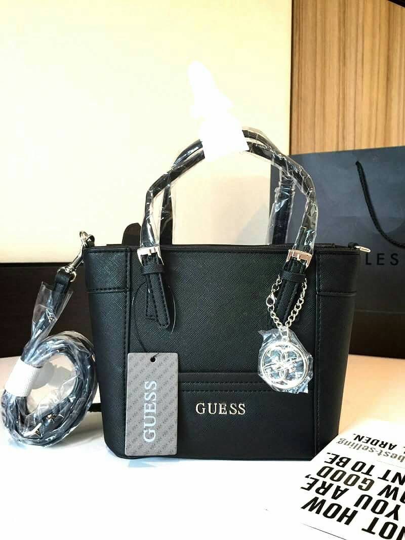 GUESS SAFFIANO MINI CROSS BODY BAG Best aellwr กระเป๋าถือหรือสะพายรุ่นยอดนิยมจาก GUESS หนัง Saffiano สวยอยู่ทรงสไตล์ PRADA ขนาดกำลังดี เบา ด้านหน้าประดับ logo brand มาพร้อมพวงกุญแจแบรนด์ห้อยที่หูกระเป๋า ถอดเเยกใช้ได้ เปิดปิดด้วยซิปสะดวกใช้ ภายในมี โลโก้ ช
