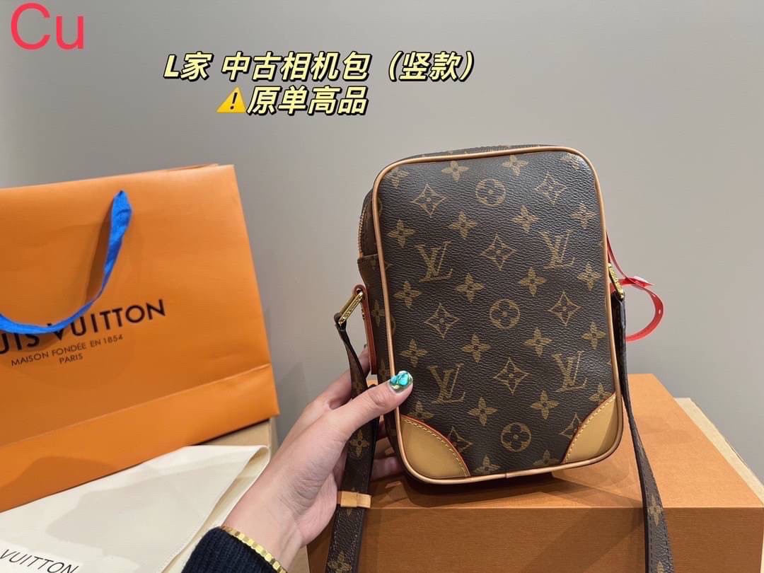 LV Amazon Monogram Crossbody Shoulder bag / LV Pochette Vintage Small Bag 6" กระเป๋าสะพายทรงแมสเซ็นเจอร์สุดคลาสสิควินเทจ ใช้ได้ทั้งชายหญิง ด้วยดีเทลความเป็นเอกลักษณ์ เรียบหรูด้วยความโดดเด่นจากลวดลายโมโนแกรม ขนาดกำลังดี พร้อมส่ง