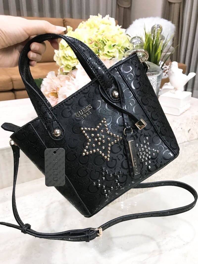 GUESS DELANEY MINI CROSS BODY BAG WITH STAR กระเป๋าถือหรือสะพาย size mini วัสดุ pu. ดีไซน์สวย ประดับอะไหล่เงินรูปดาว น้ำหนักเบา ด้านหน้าประดับ โลโก้พร้อม TAG ห้อยที่หูหิ้ว ถอดเเยกได้ เปิดปิดด้วยซิป สะดวกใช้ ภายในมีโลโก้ ช่องซิป และช่องเล็ก ใส่ wallet ยาว,