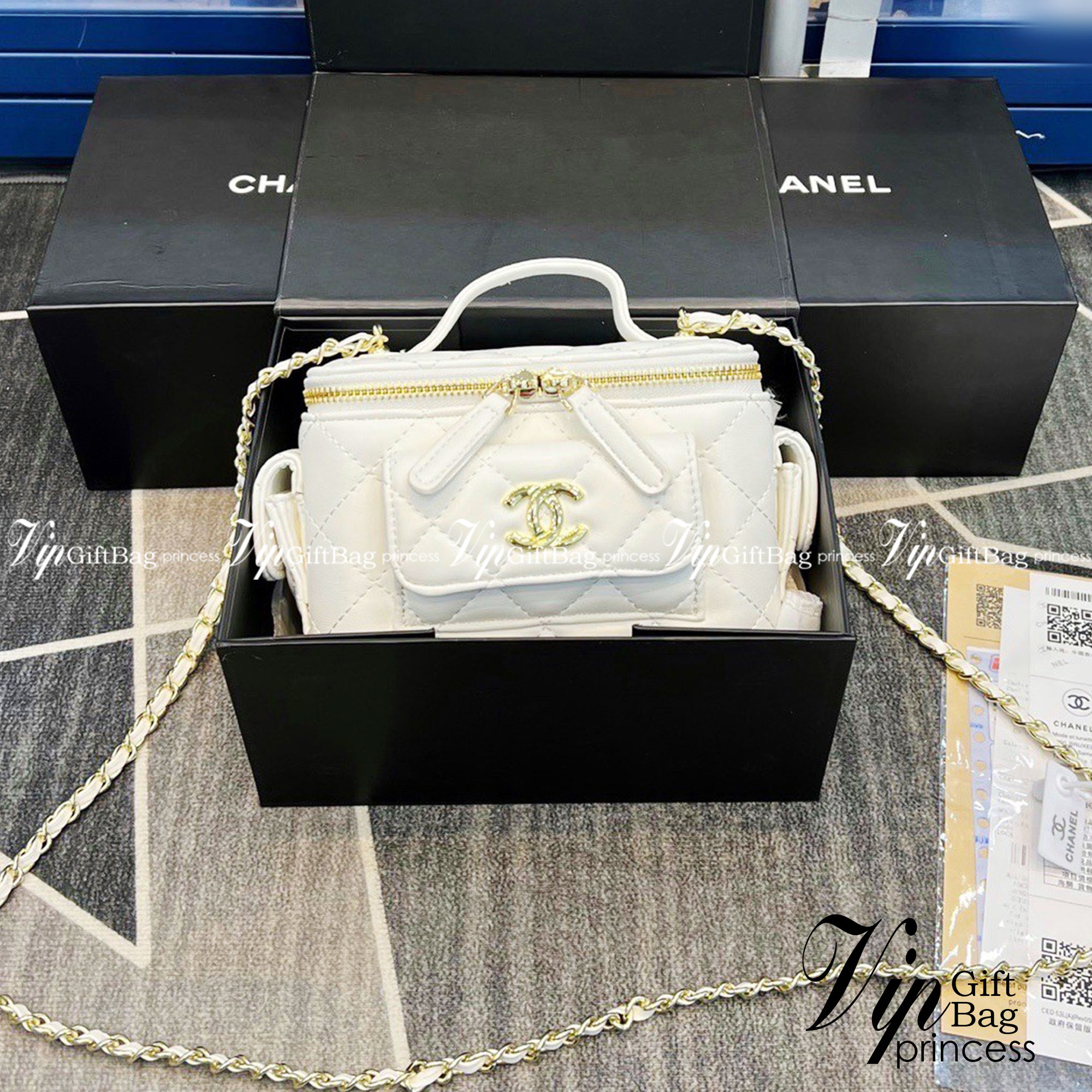 CHANEL vanity with chain top handle Lambskin & Gold-Tone Metal กระเป๋าทรงกล่องน่ารัก คิ้วๆ vanity งานจริงสวยมากๆ มาพร้อมอุปกรณ์ครบชุด พร้อมส่งที่ไทย ภาพถ่ายจากงานขายจริง ใช้งานต่างประเทศได้