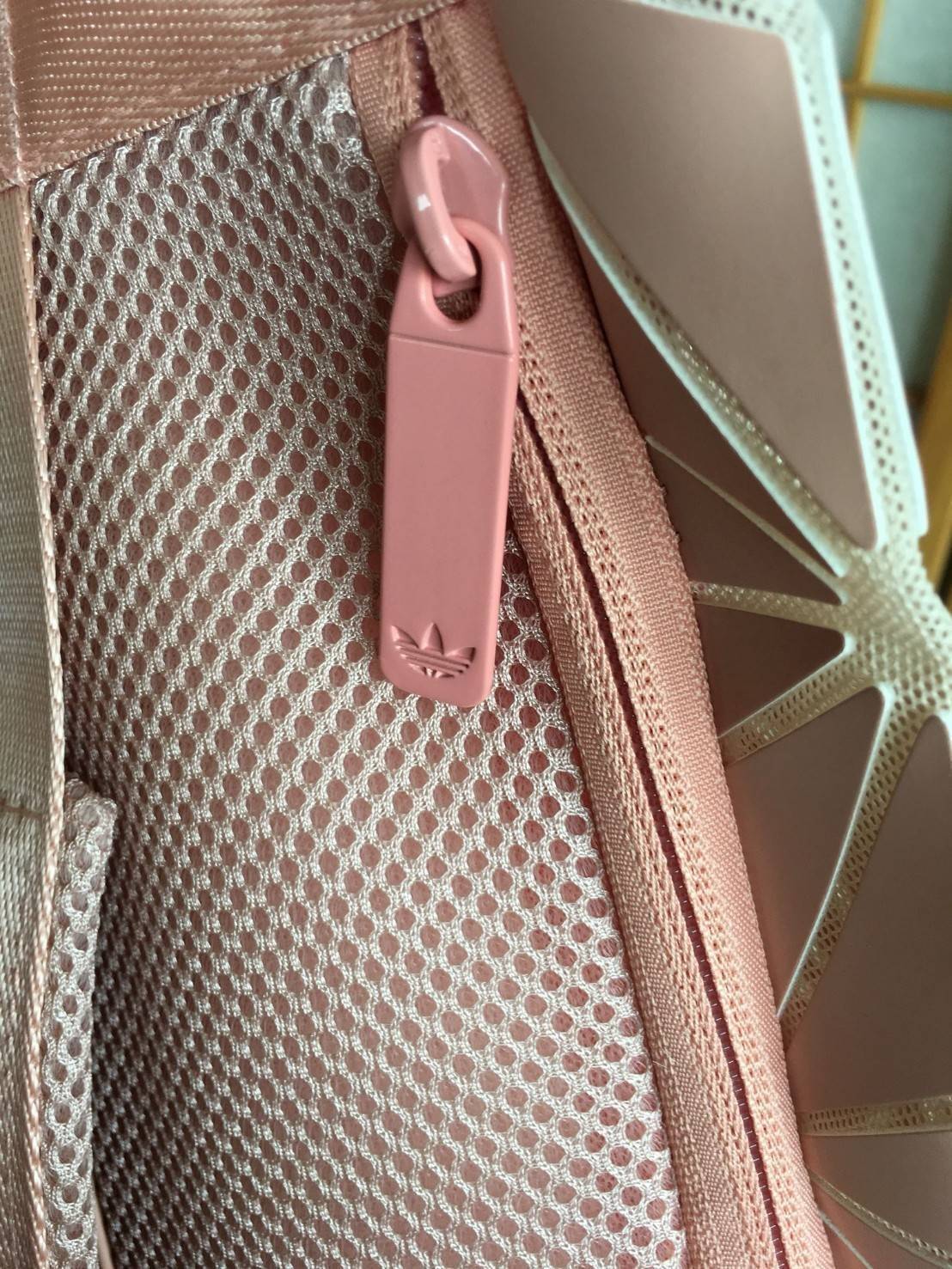 Adidas 3D Roll Top Backpack กระเป๋าเป้ Unisex ดีไซน์สุดฮิตสไตล์ ISSEY MIYAKE ใช้ได้ทั้งชายและหญิง เปิดปิดแบบ Roll Top ด้านหน้ามีโลโก้ ด้านหลังมี1ช่องซิป หัวซิปตีแบรนด์2ฝั่งตามคอลเลคชั่นY2018สวยดูดีใบใหญ่กำลังดีน้ำหนักเบา ภายในกว้างและจุ มีโลโก้ ช่องซิปช่อ