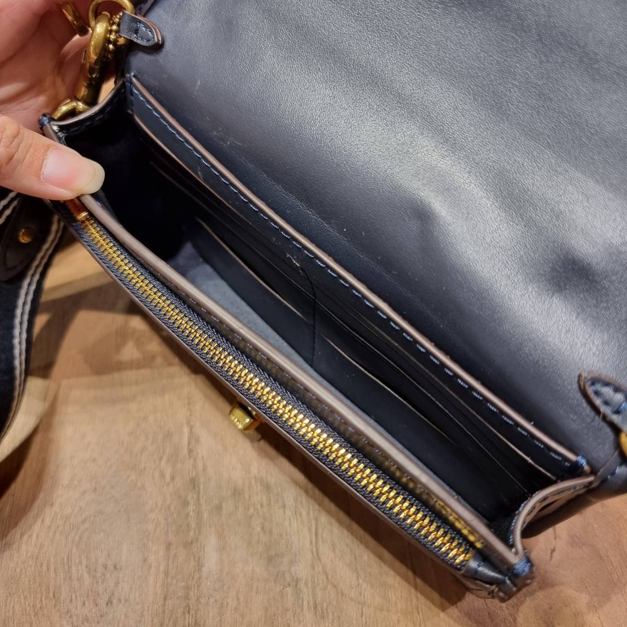 COACH C3824 FOLDOVER CROSSBODY CLUTCH IN SIGNATURE JACQUARD คลัทช์เก๋ๆที่สาวๆตามหา 2IN1 ไปอีกหนึ่ง!! กระเป๋าสะพายทรงคลัชท์ ใช้งานได้ถึง 2 แบบ จะพกเดี่ยวๆแทนกระเป๋าสตางค์ หรือคล้องสายสะพายข้าง สะพายชิคๆคูลๆ ก็ได้อีก มันดีงามมากทุกสี เพราะความละมุนของผ้า ja