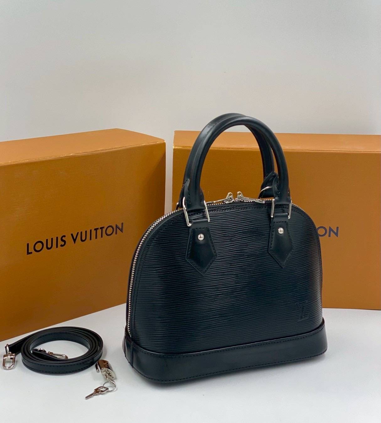 RI หนังแท้ | LV Alma BB bag handbag Epi grained leather กระเป๋าสะพาย/กระเป๋าถือ คลาสสิกเหนือกาลเวลา หนัง Epi มีลวดลายเฉพาะและสีสวยงามทั้งใบ