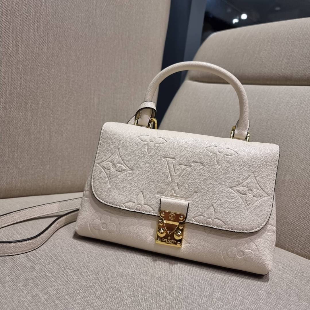 VIP 🥂 LV MADELEINE BAG ใหม่ล่าสุด อีกหนึ่งรุ่นคลาสสิคหายาก ที่สาวๆรอคอย กระเป๋าถือ/สะพายข้าง ดีไซน์เรียบง่าย แต่เต็มไปด้วยดีเทลความหรู วัสดุหนังวัวปั๊มลายเอกลักษณ์ เปิด‐ปิดด้วยอะไหล่กดล็อคสีทองหรู และมีพวงหนังห้อยพิเศษแถมมาให้ด้วย ภายในแบ่งสัดส่วน