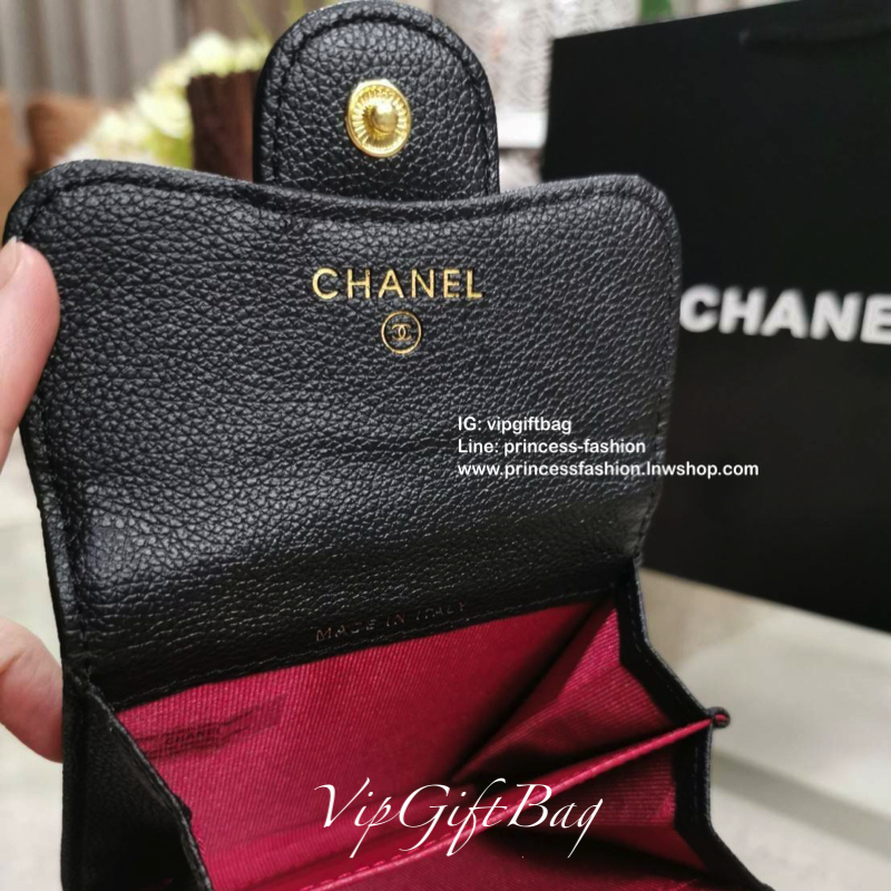 CHANEL SHORT WALLET VIP Gift With Purchase พรีเมี่ยมกิ้ฟ Chanel ไอเท็มนี้แนะนำค่ะ ลูกค้าสั่งพรีออเดอร์กันเยอะมาก วัสดุหนังด้านขึ้นลายตารางคลาสสิค ไม่มีเอ้าท์ เปิดปิดด้วยฝาปิด ด้านหน้าประดับโลโก้แบรนด์อะไหล่เงินสวยหรูดูดี ด้านหลังมีช่องใส่ของ ภายในมีช่องแบ