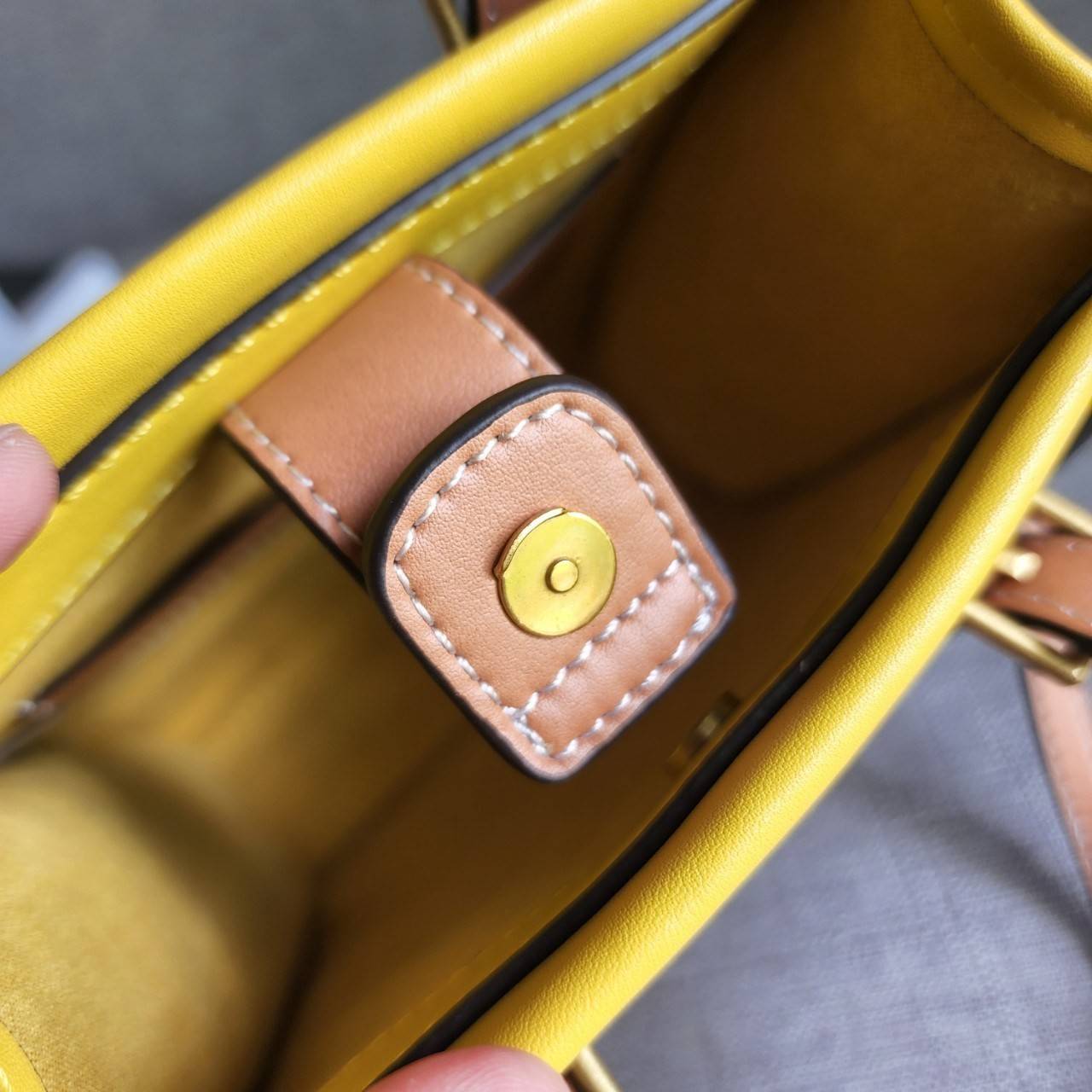 TORY BURCH T MONOGRAM COLORBlOCK JACQUARD MINI TOTE คอลเลคชั่นใหม่ล่าสุด ครอบครองก่อนใคร ไอเท็มยุคนี้รุ่นที่ควรมีติดตู้คะสาวๆ วัสดุ jacquard สลับหนังแท้ หูจับ มาพร้อมสายสะพายข้างหนังแท้ ปรับระดับได้ สายสามารถถอดออกได้ ภายในเป็นช่องโล่ง ใส่มือถือได้ กระเป๋