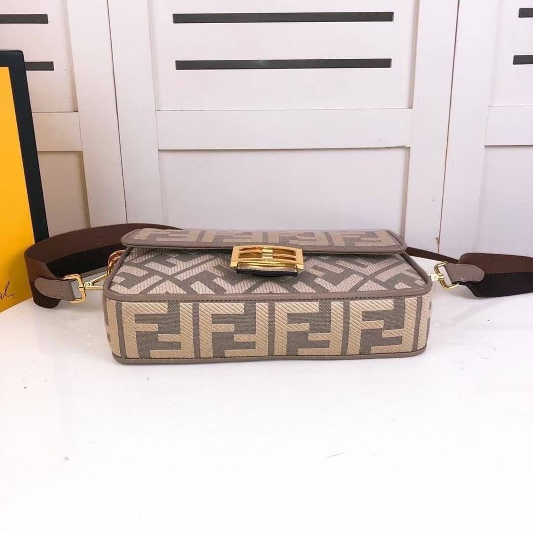 หนังแท้ Fendi Baguette bag in canvas with FF monogram medium กระเป๋าสะพายอันเป็นเอกลักษณ์ งานหนังแท้พร้อมทอลายนูน FF ที่มีการปักแบบทูโทน ตัดแต่งด้วยหนังและประดับด้วยตัวล็อค FF มาพร้อมสาย 2 แบบ สำหรับคล้องแขน และสายครอสบอดี้สีทูโทน ภายในเป็นช่องโล่ง ใส่โทร