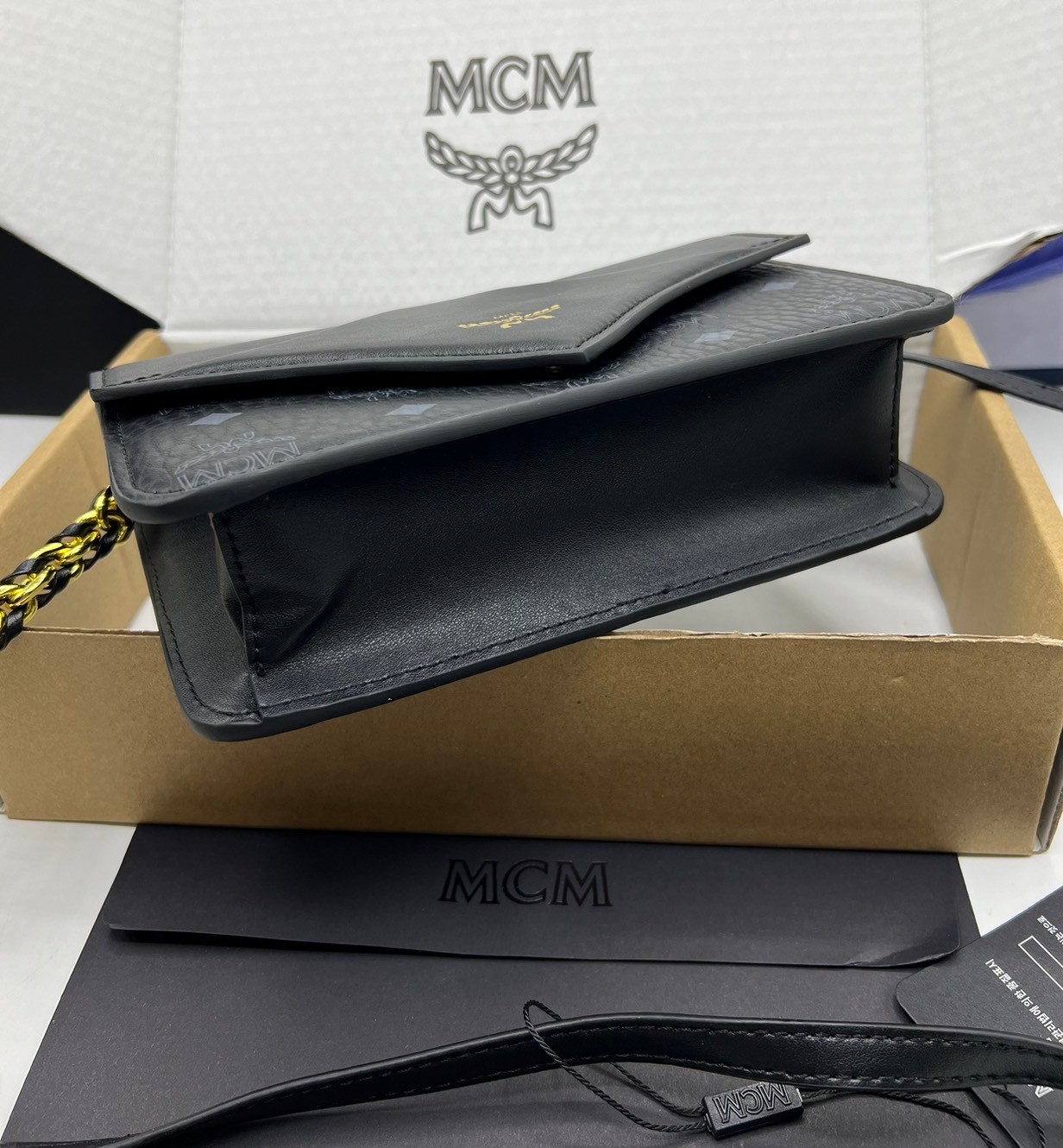 M.C.M DIAMOND SHOULDER BAG IN VISETOS LEATHER MIX กระเป๋าสะพายดีไซน์ใหม่ แรงบันดาลใจรูปทรงมาจากเพชรสวยงาม เกรดท็อปออริ 1:1 สลับแท้