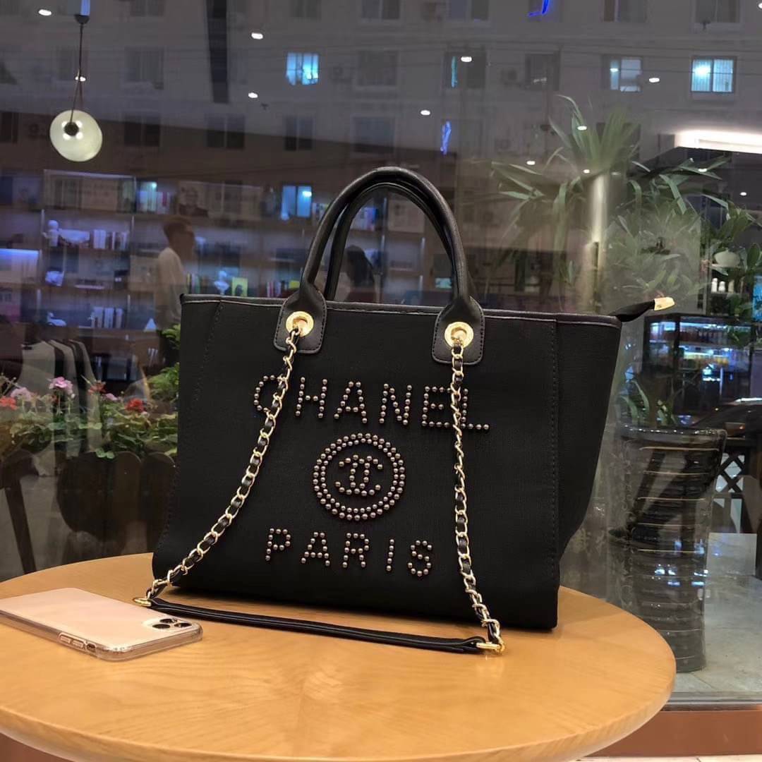 Chanel Shopping Bag VIP Gift denim canvas and leather กระเป๋าผ้าแคสวาส งานปักมุกหรูหรามาก เกินเรื่องมาก ดูแพงสุด!! งานแพงงานสวยจ้า ใบใหญ่จุใจใส่ของได้เยอะ ตามคำเรียกร้อง ถือชิคๆๆ เหมาะกับSummerสุดๆ มีใบเดียวจบ สวยหรูคุณนายสุดๆเลิศมากค่า