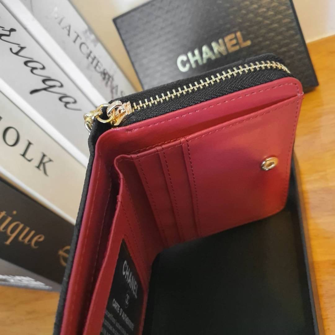 CHANEL SMALL ZIP WALLET พร้อมส่งที่ไทยแล้วค่ะ♡♡ กับ กระเป๋าสตางค์ใบสั้นรุ่นพับ แนะนำรุ่นนี้คะ งานพรีเมี่ยมกิ้ฟท์จากเค้าเตอร์ต่างประเทศ **ทรงมินิน่ารักกก หนังสัมผัสลายคาเวียร์ด้าน จากแบรนด์ CHANEL (GWP) ด้านหน้ามีโลโก้แบรนด์ CC สีทองหรู **อะไ