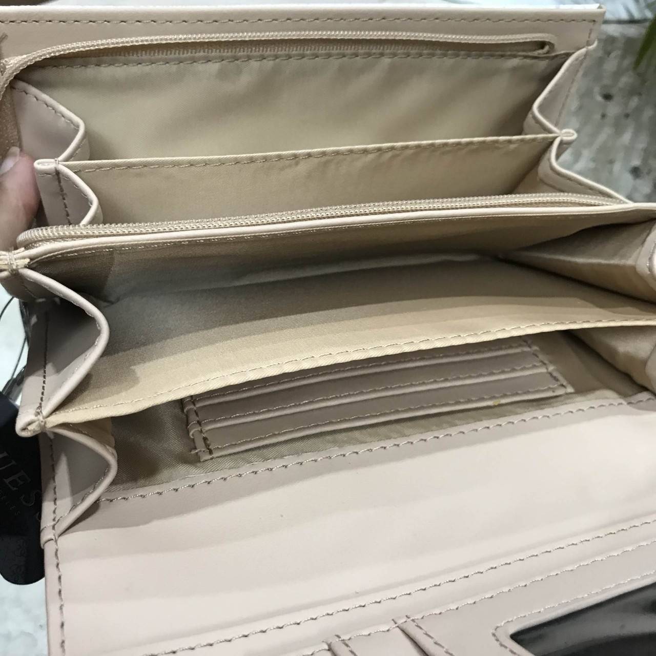 GUESS FACTORY WOMEN'S LONG WALLET 2018 กระเป๋าสตางค์พร้อมสายคล้องมือหนัง Saffiano ลาย Signature Brand สวยอยู่ทรงด้านหน้าประดับโลโก้แบรนด์สวยน่าใช้ ด้านหลังมีช่องใส่ของ ภายในมีช่องแบ่งหลายช่องเป็นสัดส่วน มีช่องใส่รูป ธนบัตร ช่องซิป ช่องใส่บัตร ใส่มือถ