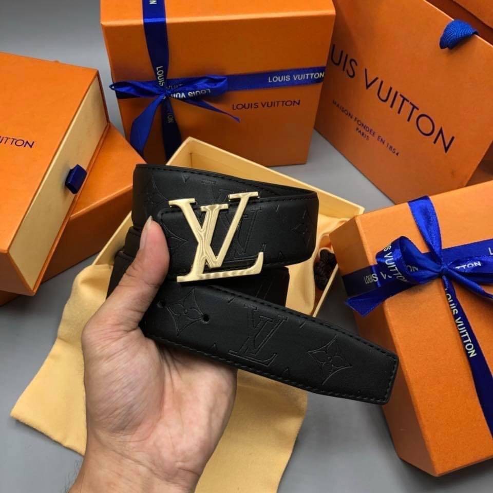 VIP 🥂 LV BELT LOGO เข็มขัดแบรนด์หัวโลโก้แบรนด์แบบ 3D สายหนังปั้มโลโก้ ดีไซน์เรียบหรูเข้ากับทุกลุ๊คใช้ได้ทั้งชายหญิง สินค้ามาพร้อม Original Package มีการ์ด ถุงผ้ากันฝุ่น ถุงกระดาษแบรนด์ กล่องแบรนด์ ครบชุดไอเท็มนี้แนะนำ ห้ามพลาดค่ะ!