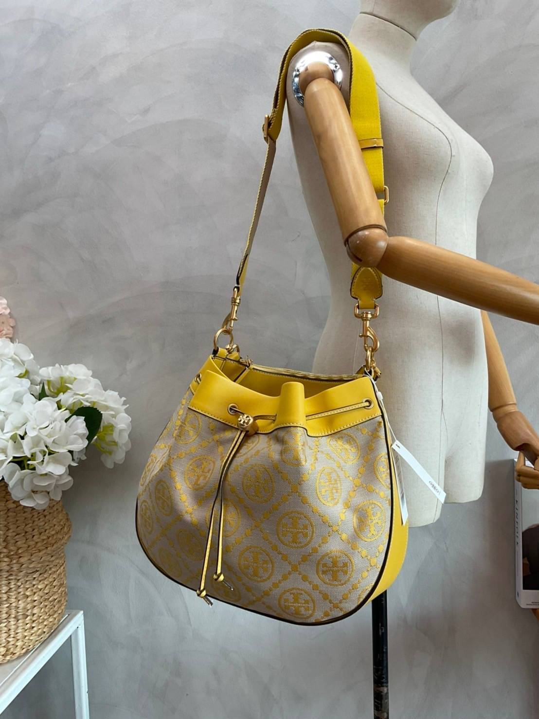 Tory burch t monogram jacquard drawstring hobo New Collection 2021 กระเป๋าถือและสะพายข้าง Monogram จาก tory burch ทำจากผ้าใบ jacquard ตัดด้วยหนังวัวแท้