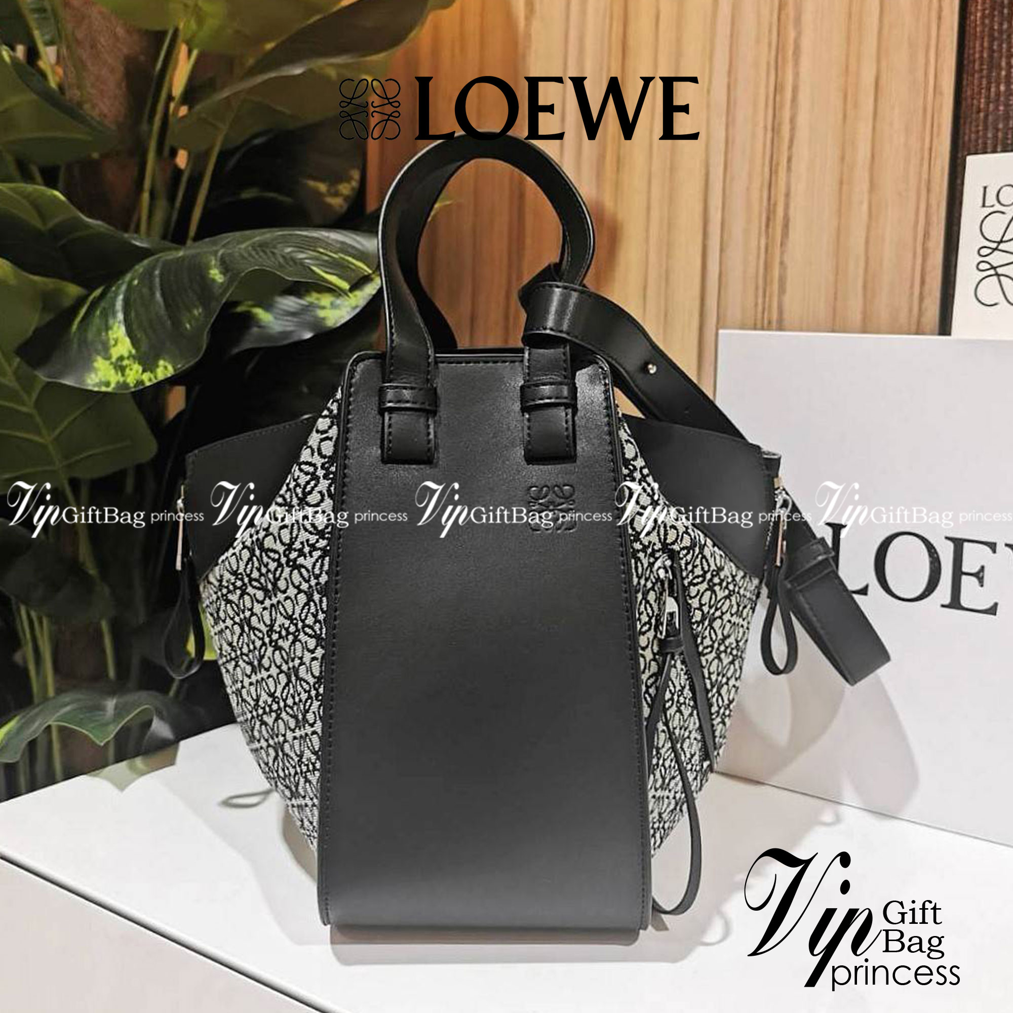 LOEWE ANAGRAM SHOULDER BAG รุ่นหายากสุดเลอค่าวัสดุ Anagram Canvas ตัดหนังแท้ Calfskin สุดคลาสสิค ขนาดกำลังดี น้ำหนักเบา ภายในโล่งกว้างและจุ ใส่กล้อง มือถือ ของใช้ได้เยอะ มาพร้อมหูสั้นหนังแท้หิ้วถนัดมือและสายหนังยาวสะพายไหล่หรือ Crossbody ก็ดูดี ตัวจริงสวย