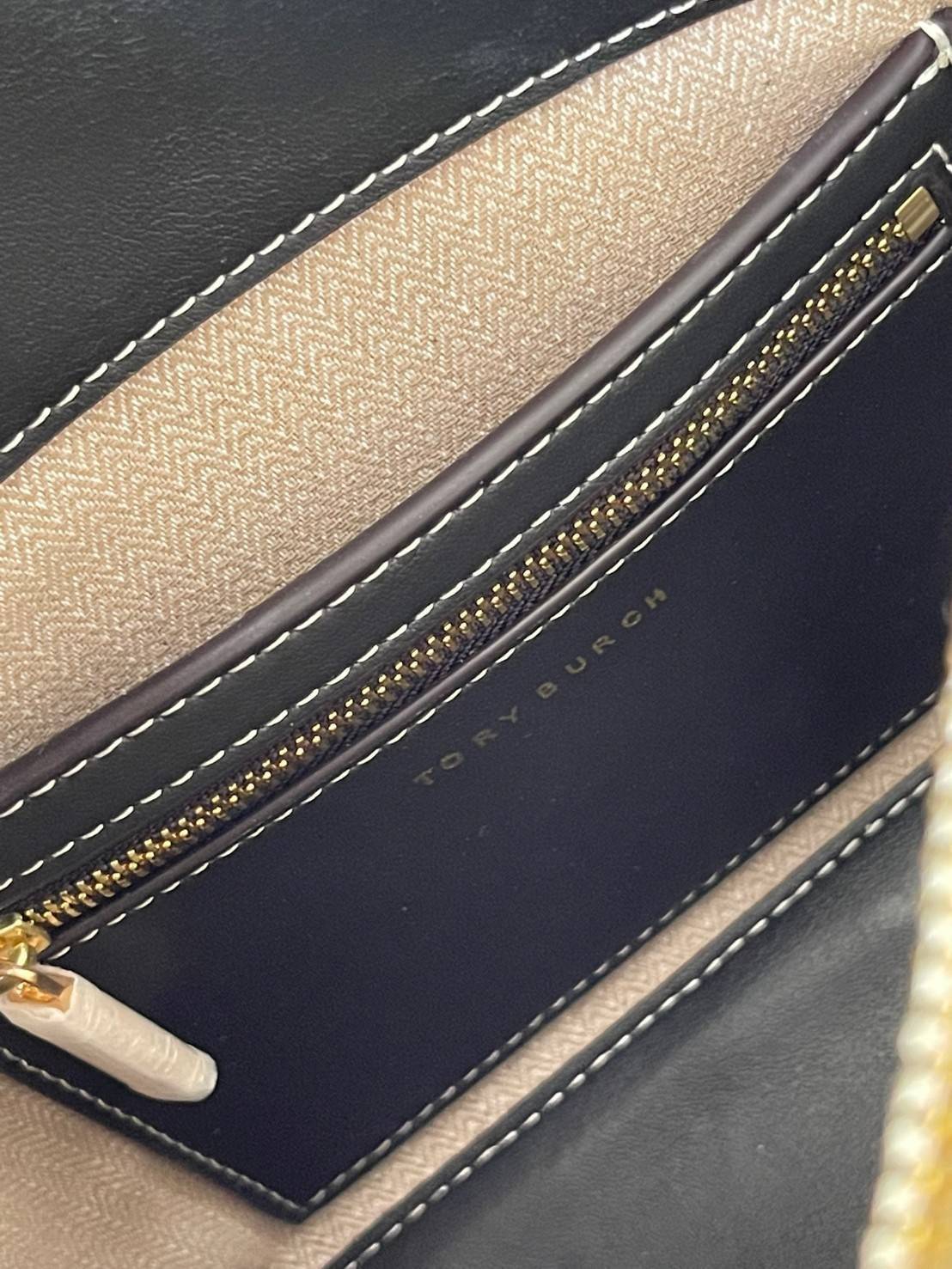 Tory burch lee radziwill pebbled small double bag กระเป๋า Lee Radziwill Double Bag สุดหรู ที่คำนึงถึงการเลเยอร์หนังและหนังกลับอย่างประณีตลงไปในงานดีไซน์ สามารถปรับปากกระเป๋าได้ 3 แบบตามต้องการ พร้อมนำเอาความเป็น American Luxury มาตีความใหม่ผ่านแง่มุมของคว