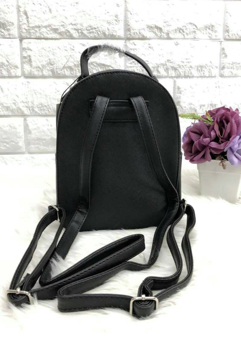 Bershka backpack bag ✔️รุ่นหายากค่ะ กระเป๋าสะพายหลัง หนังซาฟเฟียโน่ ด้านหน้าปักรูปดอกไม้ งานปักเน้นๆ สวยงามมากๆค่ะ เปิดปิดกระเป๋าแบบซิป ภายในโล่ง ใส่ของได้จุนะค่ะ สายสะพายด้านหลังเลื่อนปรับฟรีไซด์ค่ะ รุ่นนี้ขนาดกำลังดี น้ำหนักเบา ใบจริงน่ารักน่าใช้