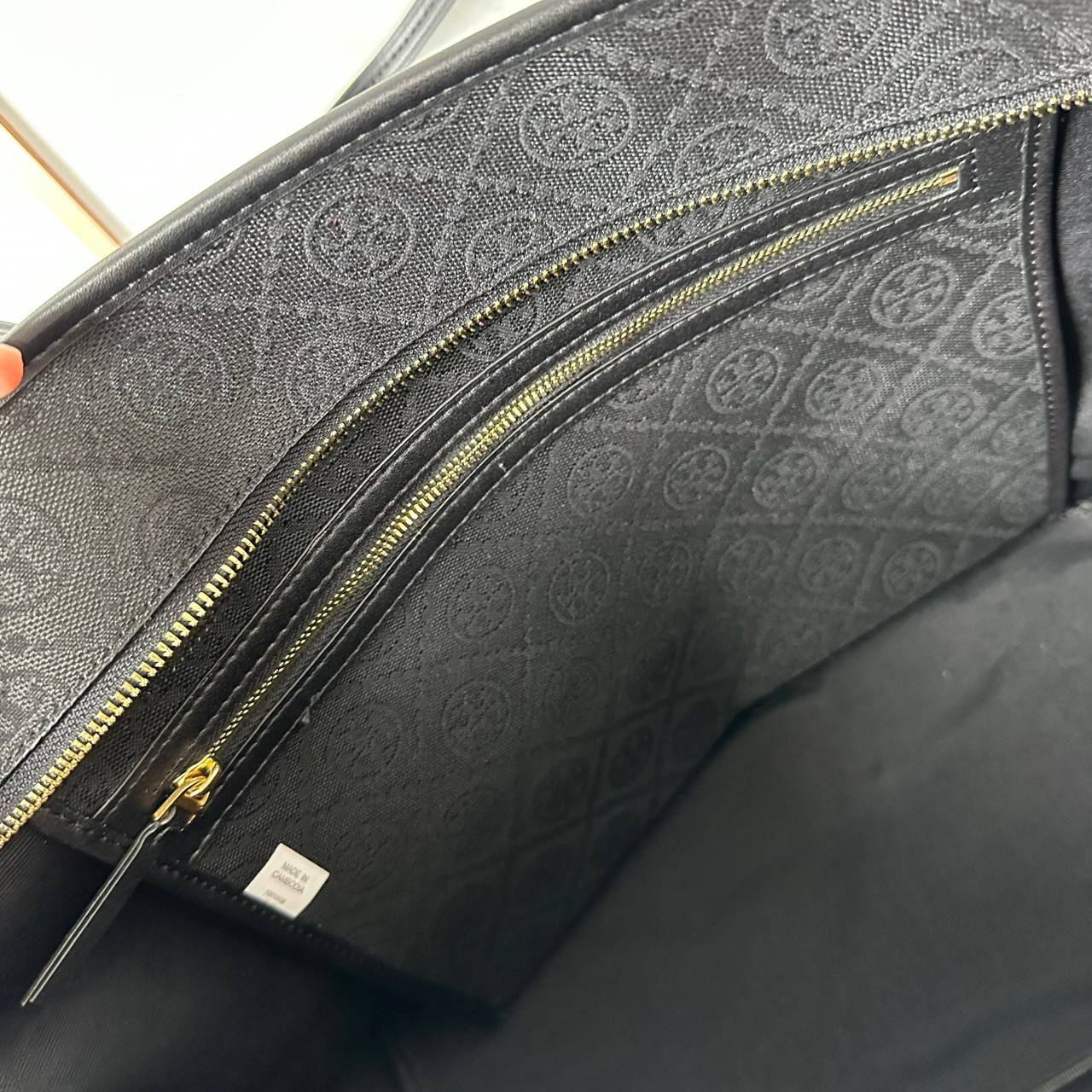 TORY BURCH T MONOGRAM ZIP TOTE (ใบใหญ่) / TORY TOTE BAG กระเป๋าทรงโท้ทพร้อมกระเป๋าใบใหญ่ วัสดุผ้าแจ็คการ์ดตัดขอบหนัง