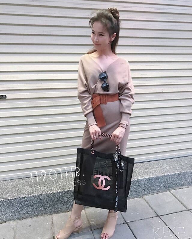 สีเงินสุดหรู **ถึงไทยแล้วค่ะ ---- ซื้อ1ได้ถึง2 !!! ---- Chanel Shopping Ribbin bag Chain With + Cosmetic Pouch กระเป๋าสะพายใบใหญ่ทรง Shopping พร้อมกระเป๋าใส่เครื่องสำอางค์ ใบเล็ก จากงานพรีเมี่ยมกิ้ฟของแท้นำเข้าจาก Chanel Perfume Counter ใบใหญ่วัสดุ Nylon 