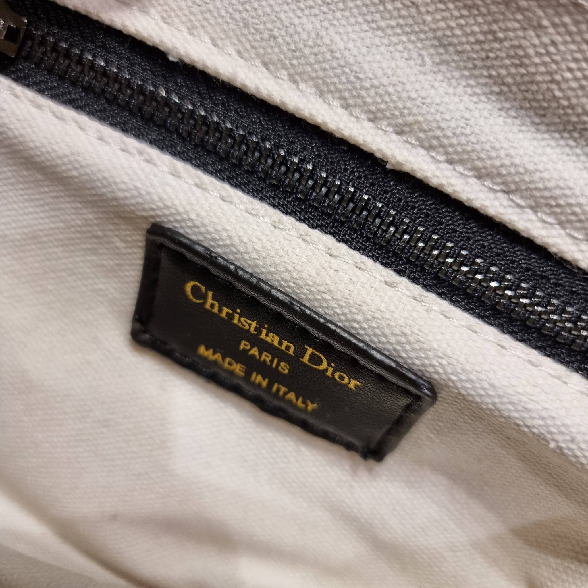 VIP CD OBLIQUE SADDLE BAG / DIOR SADDLE กระเป๋าสะพายข้าง ทรงสวยไม่ซ้ำใคร กิมมิคในตัว ดูแพง ไซส์ใหญ่ ดีไซน์ย้อนยุค เป็นเอกลักษณ์สวยทุกแบบ เปิด-ปิดด้วยกระดุมแม่เหล็กซ่อน ใช้งานง่ายมากๆ ภายในเป็นช่องโล่ง มีช่องซิป ใบสีดำเป็นหนังแท้ ใบลายเป็นผ้าแคนวาส ดูดี ดู