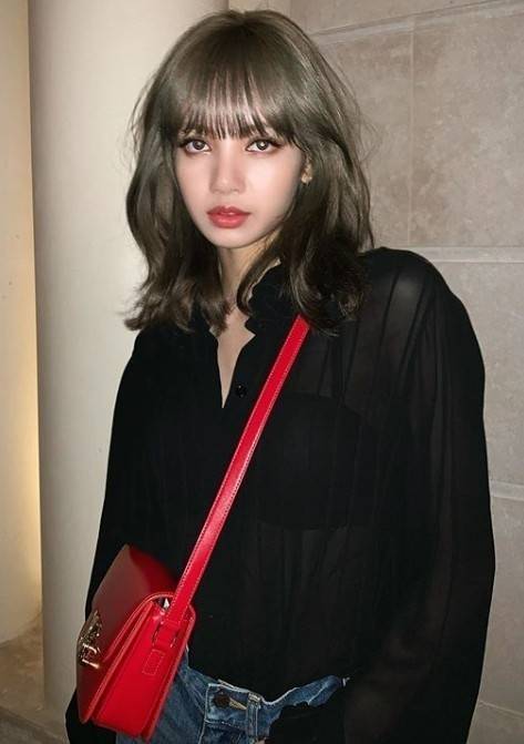 VIP 】CELINE Medium Triomphe Bag In Shiny Calfskin Medium Triomphe Bag In Shiny Calfskin GIFT WITH PURCHASE (GWP) พรีเมี่ยมกิ๊ฟ Limited Edition จาก CELINE PERFUME DUTY FREE COUNTER วัสดุหนังแท้ (Calfskin) ซับในเป็นหนังแกะ (Lambskin) รูปทรงสี่เหลี่ยมผืนผ้า 