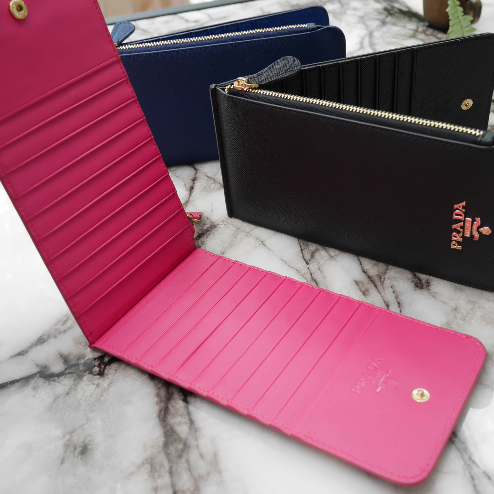 Best Seller รุ่นขายดีเว่อร์วัง♡♡ PRADA LONG WALLET **สำหรับคนชอบใส่บัตรเยอะ แนะนำรุ่นนี้คะ กระเป๋าสตางค์ทรงสวย สะดุดตา หนังสัมผัส Safiano จากแบรนด์ PRADA มีช่องใส่นามบัตรมากถึง 16 ช่อง ด