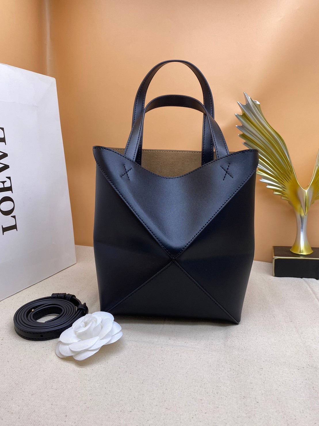 LOEWE Mini Puzzle Fold Tote in shiny calfskin / LOEWE TOTE BAG 18cm พร้อมส่ง กระเป๋าทรงโท้ท ขนาดมินิ ใช้งานง่ายเรียบหรู จุของได้เยอะ หนังเรียบสวยอยู่ทรงมาพร้อมสายสะพายยาวถอดได้ พับเก็บได้เป็นเอกลักษณ์