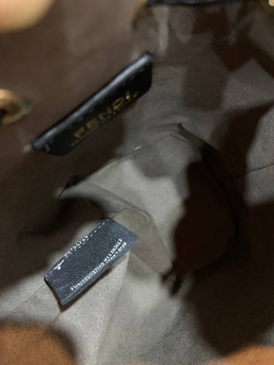 FENDI Mon Tresor Mini leather bucket bag กระเป๋าถือทรงขนมจีบสุดคิ้วท์ หรือสะพายไหล่ วัสดุหนังแท้อย่างดี รุ่นใหม่ล่าสุด สวยหรู ดูแพง คุณนายสุดไปเลยค่า ถือแล้วสวยมากๆ จุของได้กำลังดี ทรงนี้ต้องมีติดตู้ไว้สักใบนะคะ!